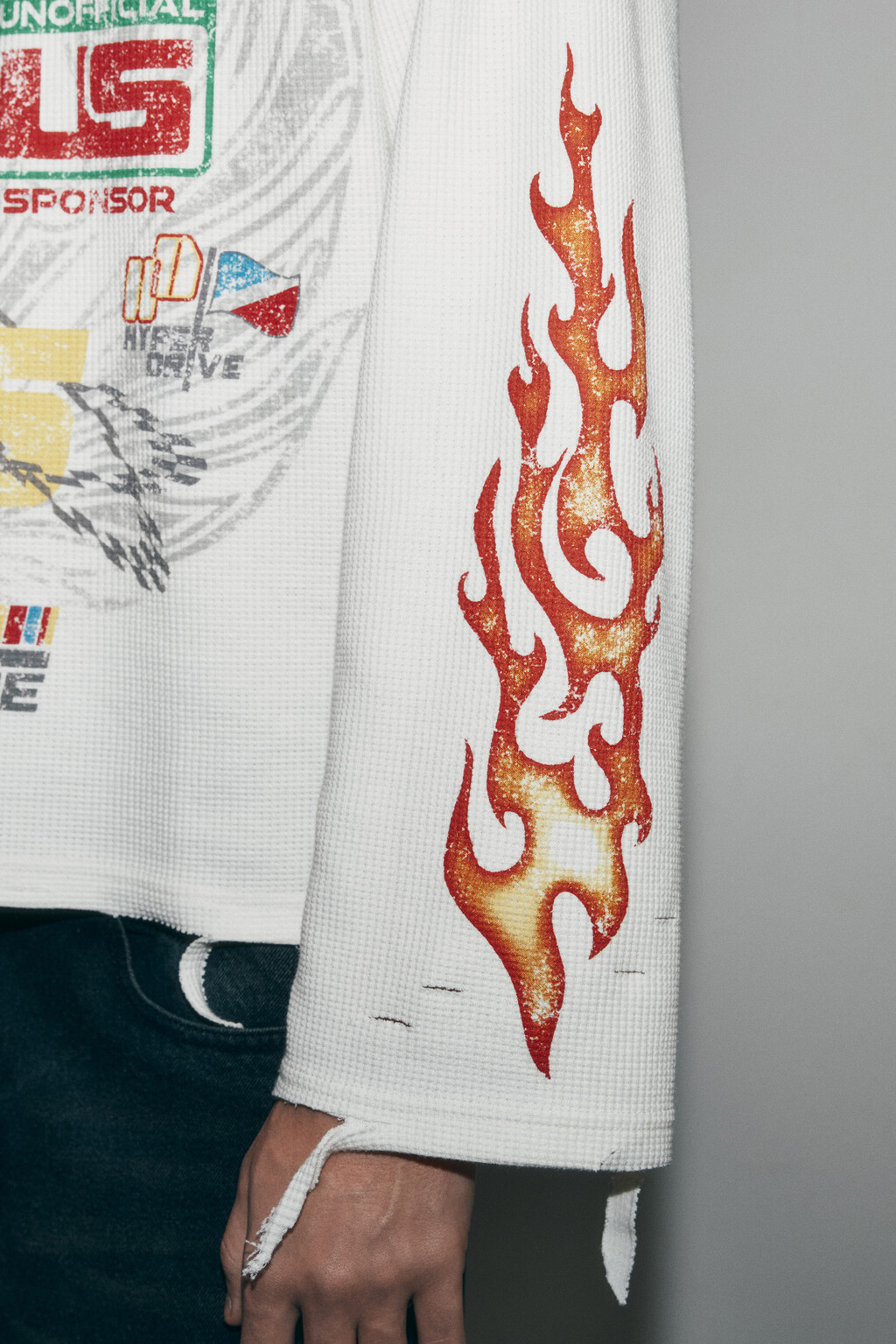 Лонгслив свободный с рваными краями и логотипами - цвет белый - 6