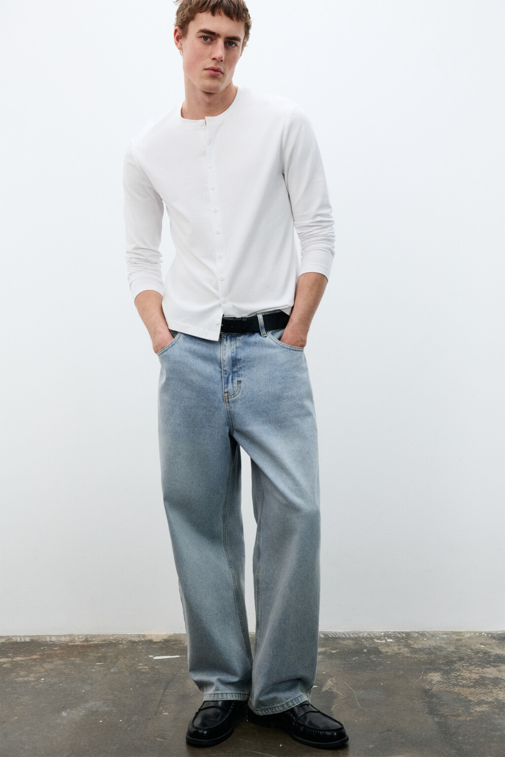 Лонгслив из хлопкового трикотажа на пуговицах - цвет белый - 2