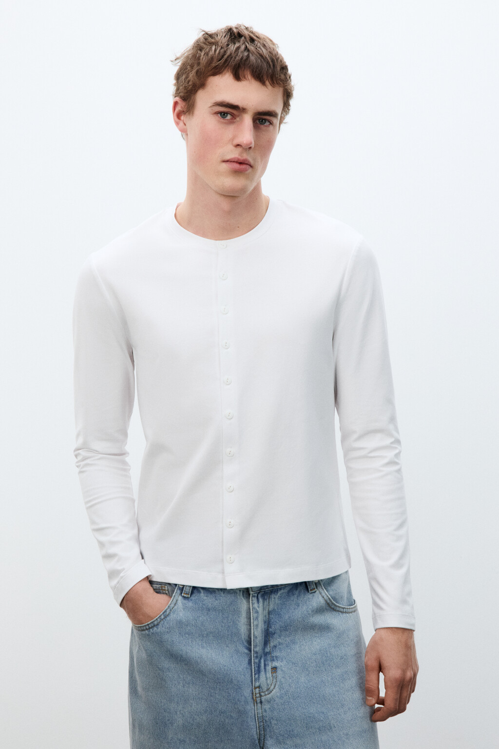 Лонгслив из хлопкового трикотажа на пуговицах - цвет белый - 3