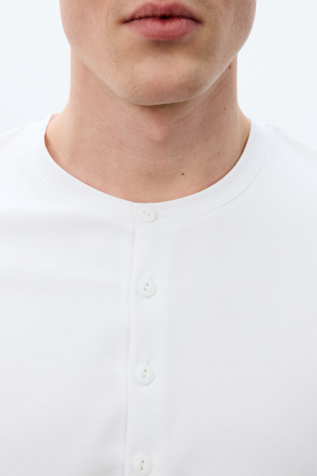 Лонгслив из хлопкового трикотажа на пуговицах - цвет белый - 6