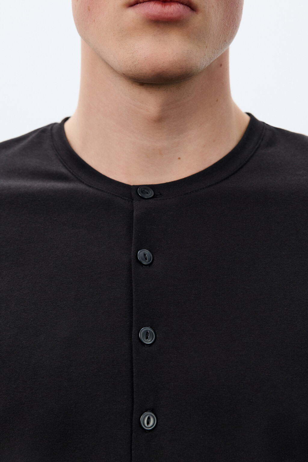 Лонгслив из хлопкового трикотажа на пуговицах - цвет черный - 5