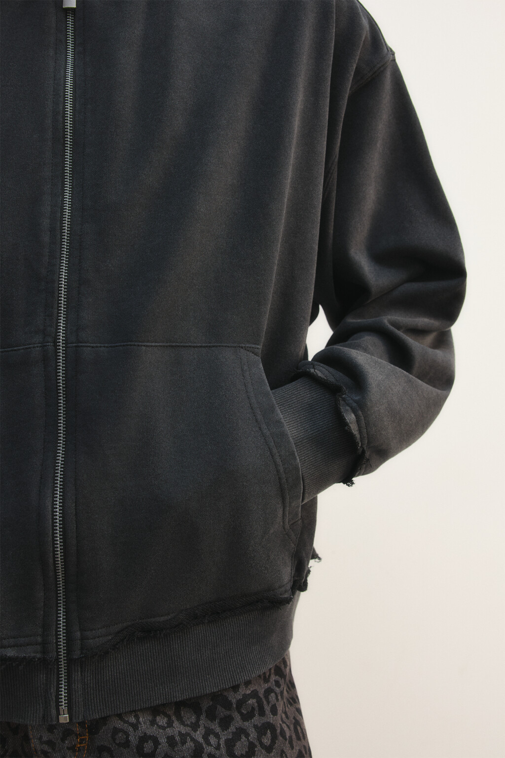 Худи-зипка из футера с вареным эффектом - цвет черный - 7