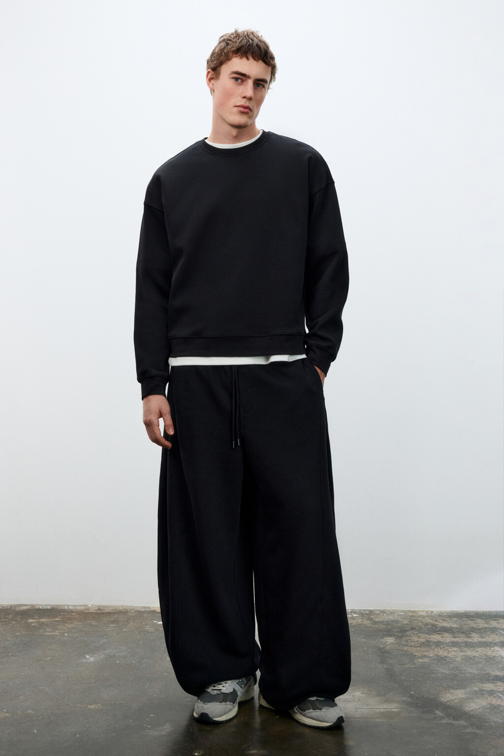 Свитшот базовый удлиненный - цвет черный - 4