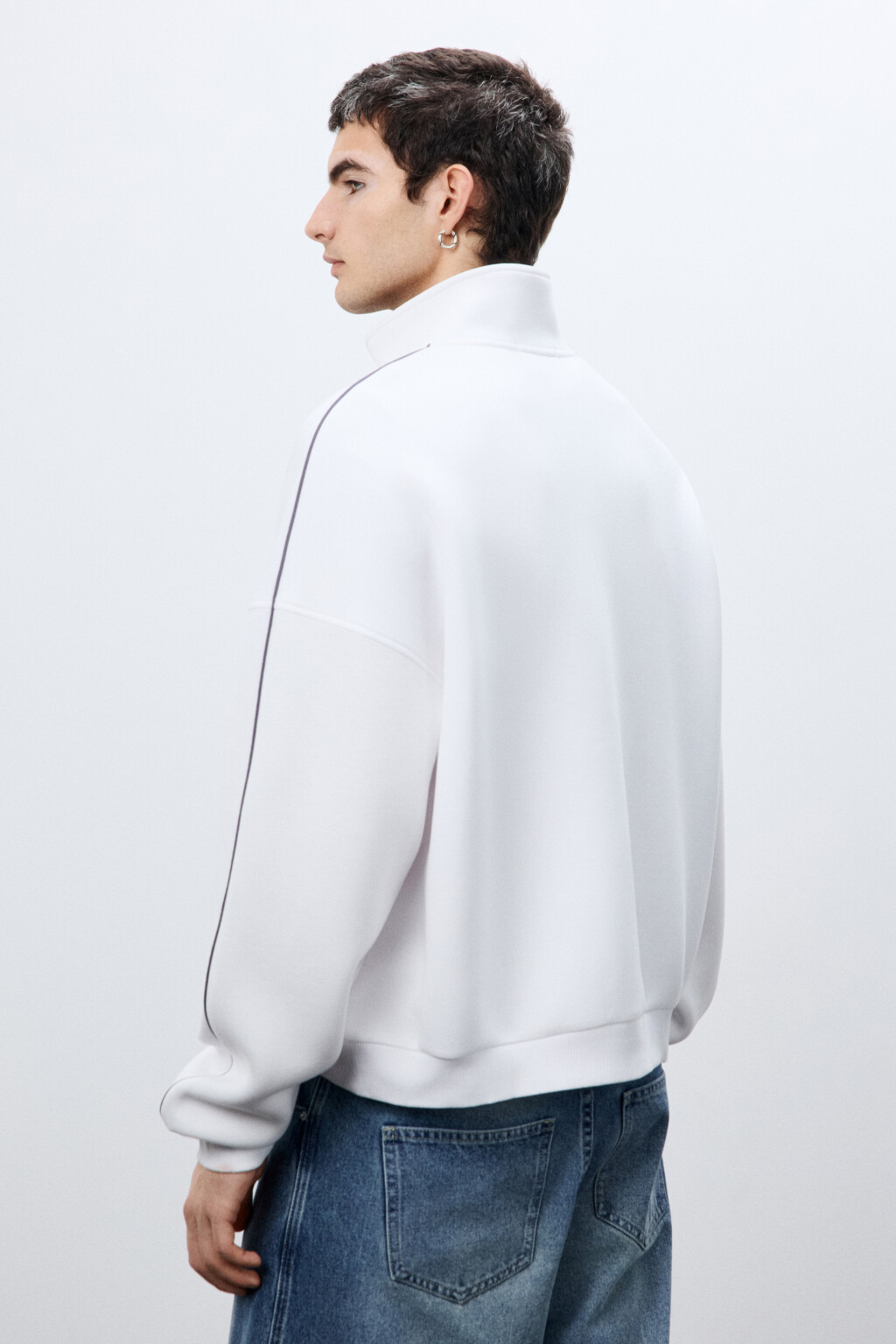 Джемпер с молнией на груди - цвет белый - 4