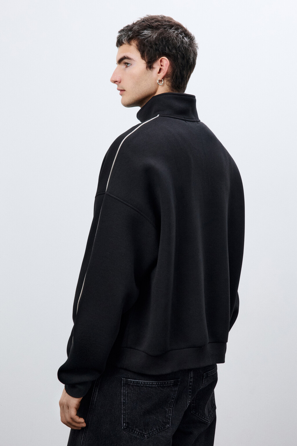 Джемпер с молнией на груди - цвет черный - 4