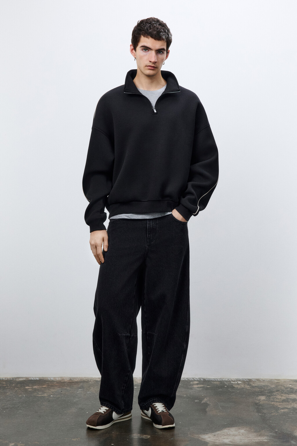 Джемпер с молнией на груди - цвет черный - 5