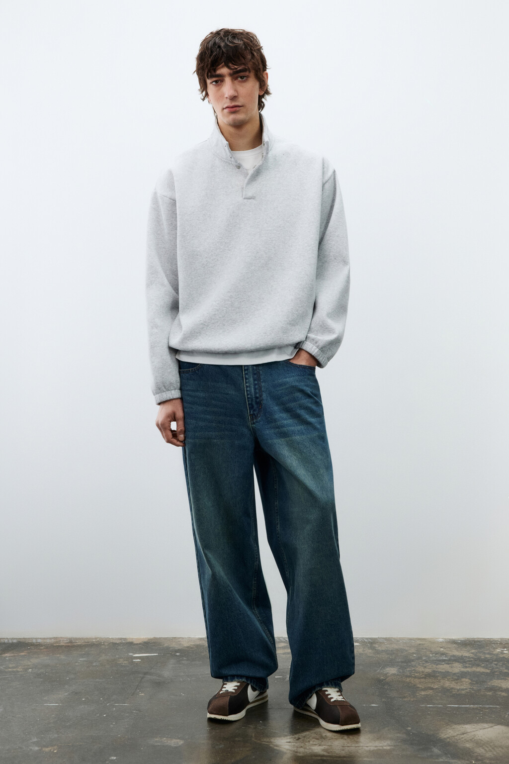 Свитшот из футера с воротником-стойкой на кнопках - цвет серый - 4