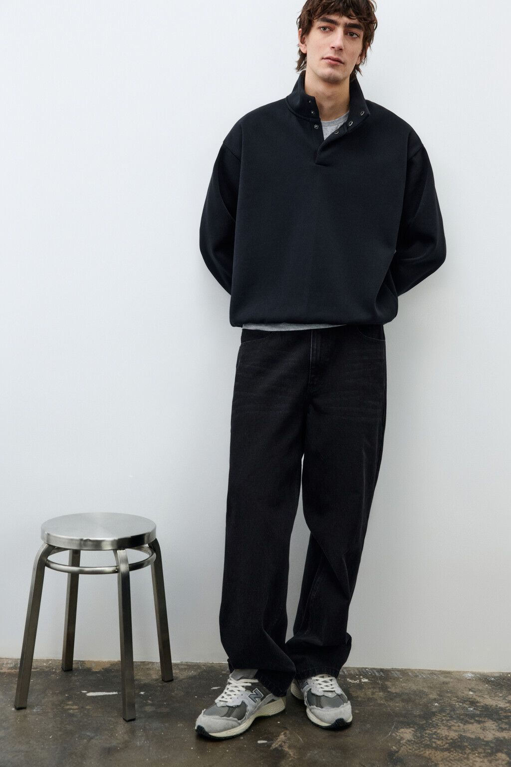 Свитшот из футера с воротником-стойкой на кнопках - цвет черный - 1