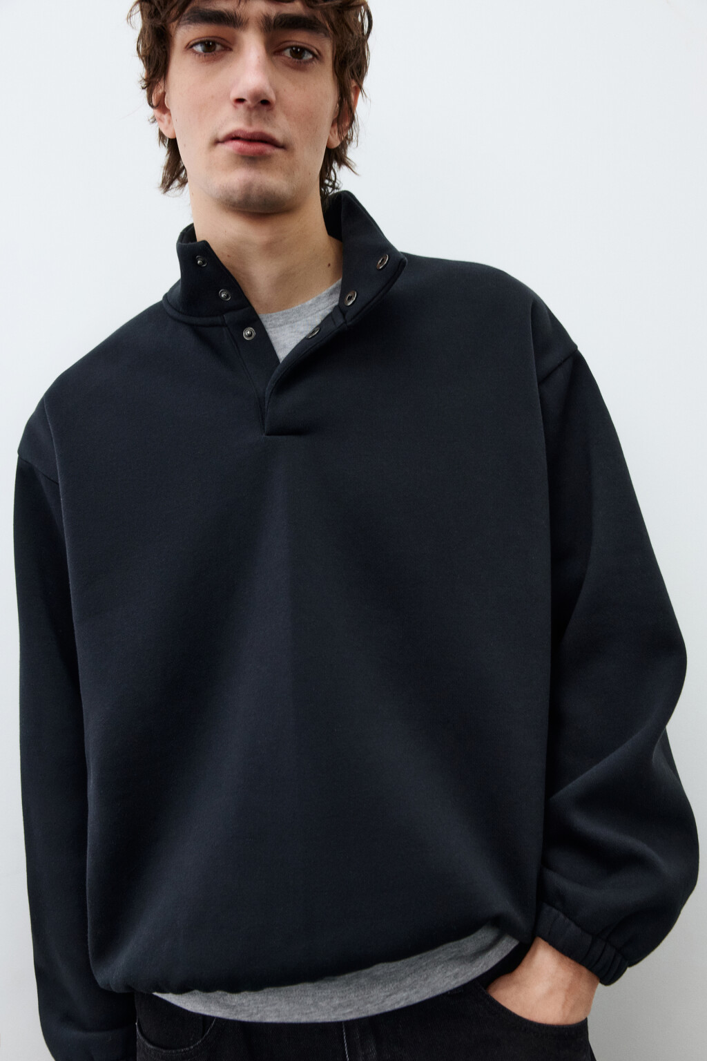 Свитшот из футера с воротником-стойкой на кнопках - цвет черный - 2