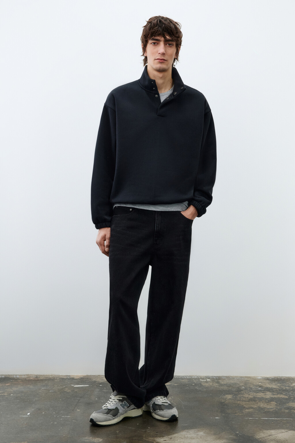 Свитшот из футера с воротником-стойкой на кнопках - цвет черный - 5