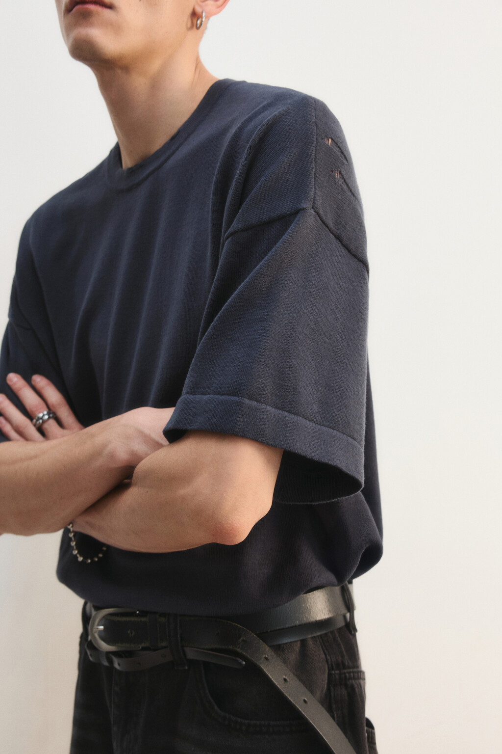 Футболка хлопковая рваная - цвет черный - 2