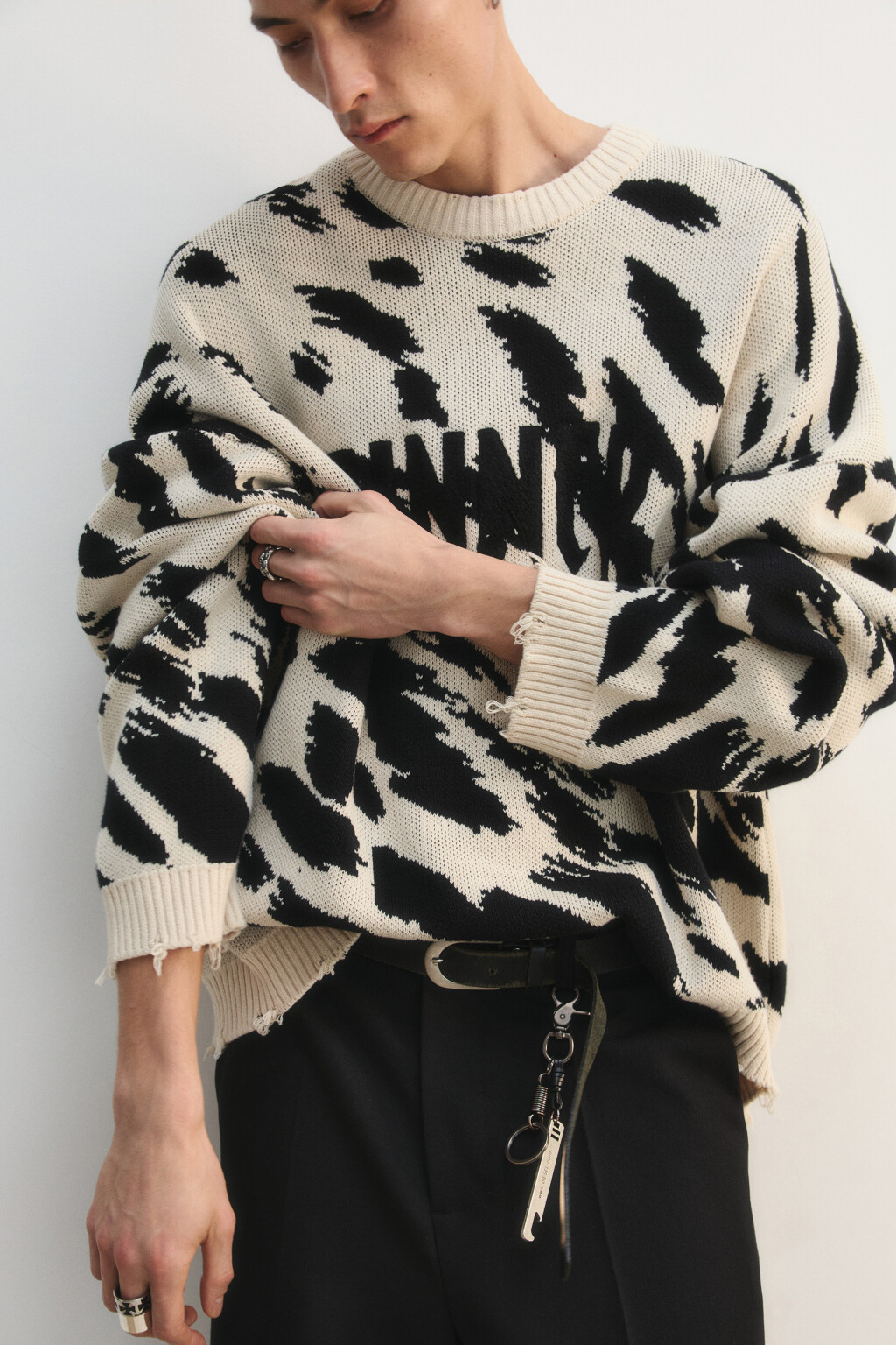 Свитер oversize рваный с вышивкой - цвет бежевый - 1