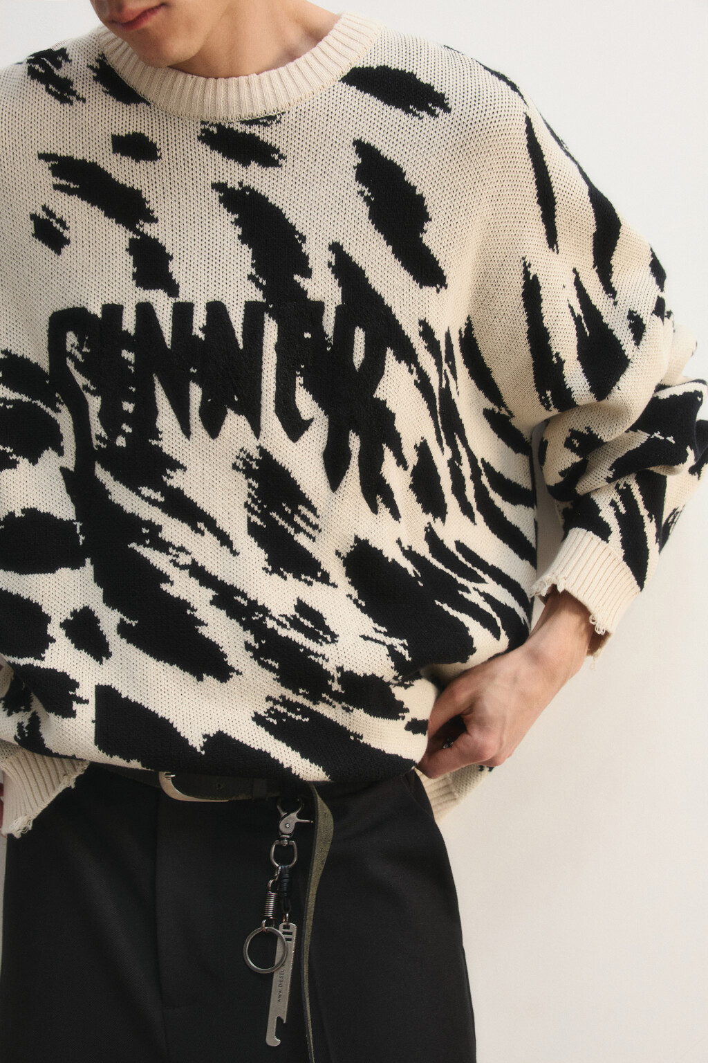 Свитер oversize рваный с вышивкой - цвет бежевый - 2