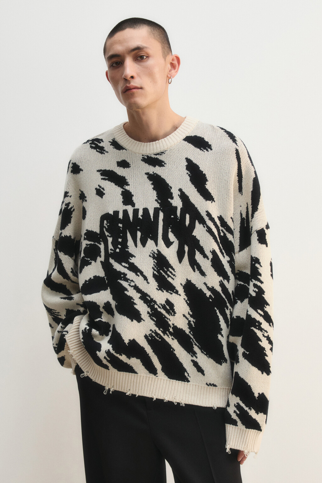 Свитер oversize рваный с вышивкой - цвет бежевый - 3