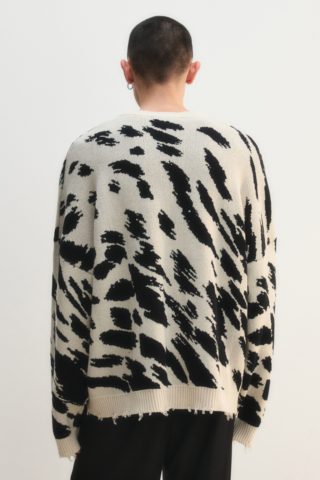 Свитер oversize рваный с вышивкой - цвет бежевый - 4