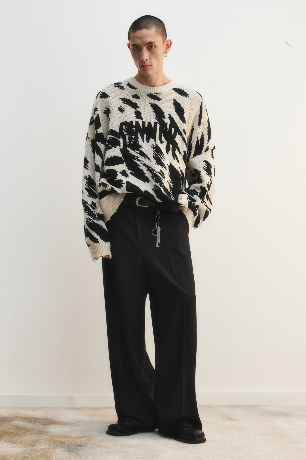 Свитер oversize рваный с вышивкой - цвет бежевый - 5