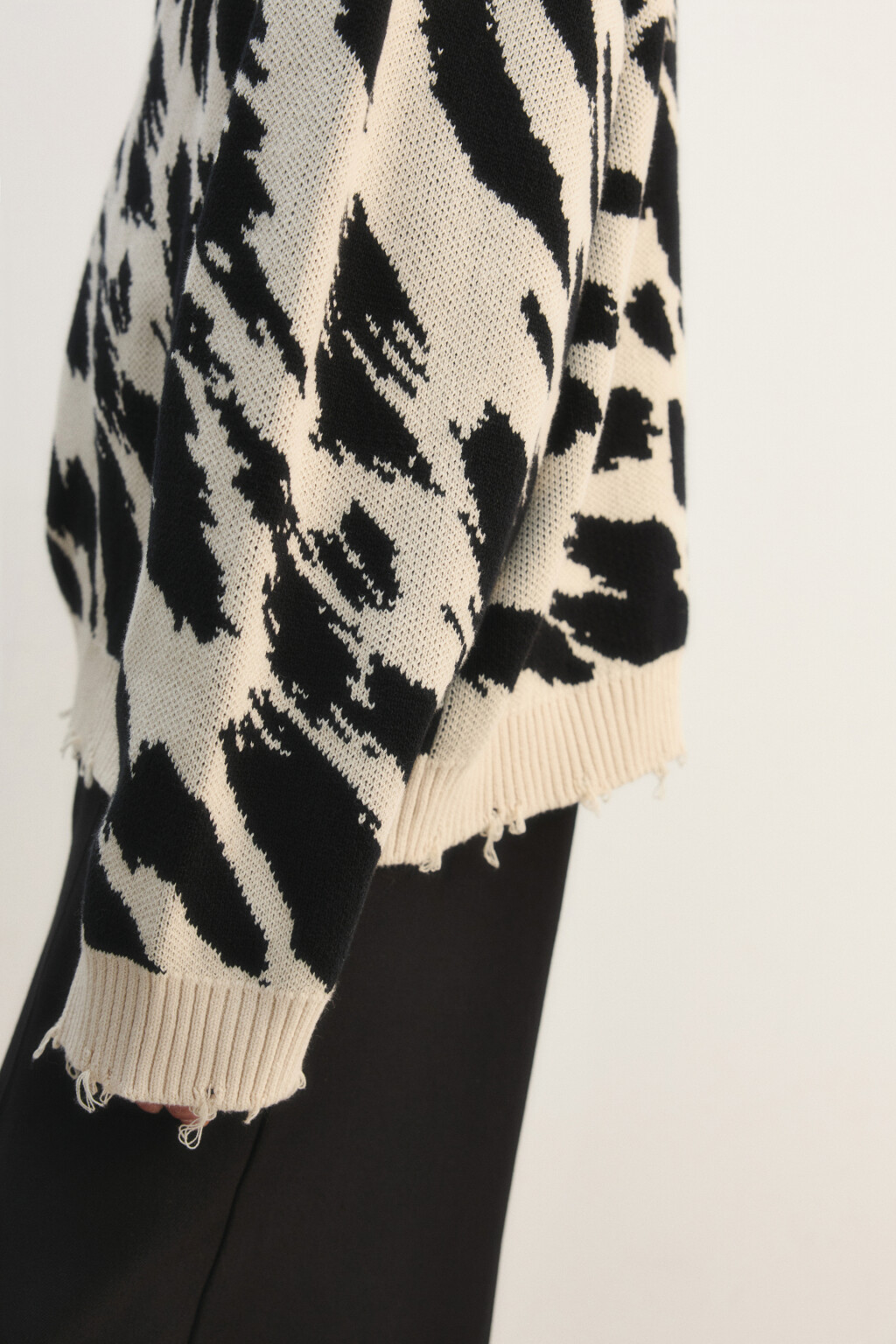 Свитер oversize рваный с вышивкой - цвет бежевый - 7