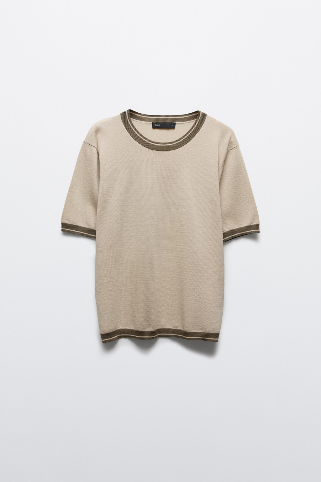 Футболка приталенная вязаная с контрастной окантовкой - цвет бежевый - 1