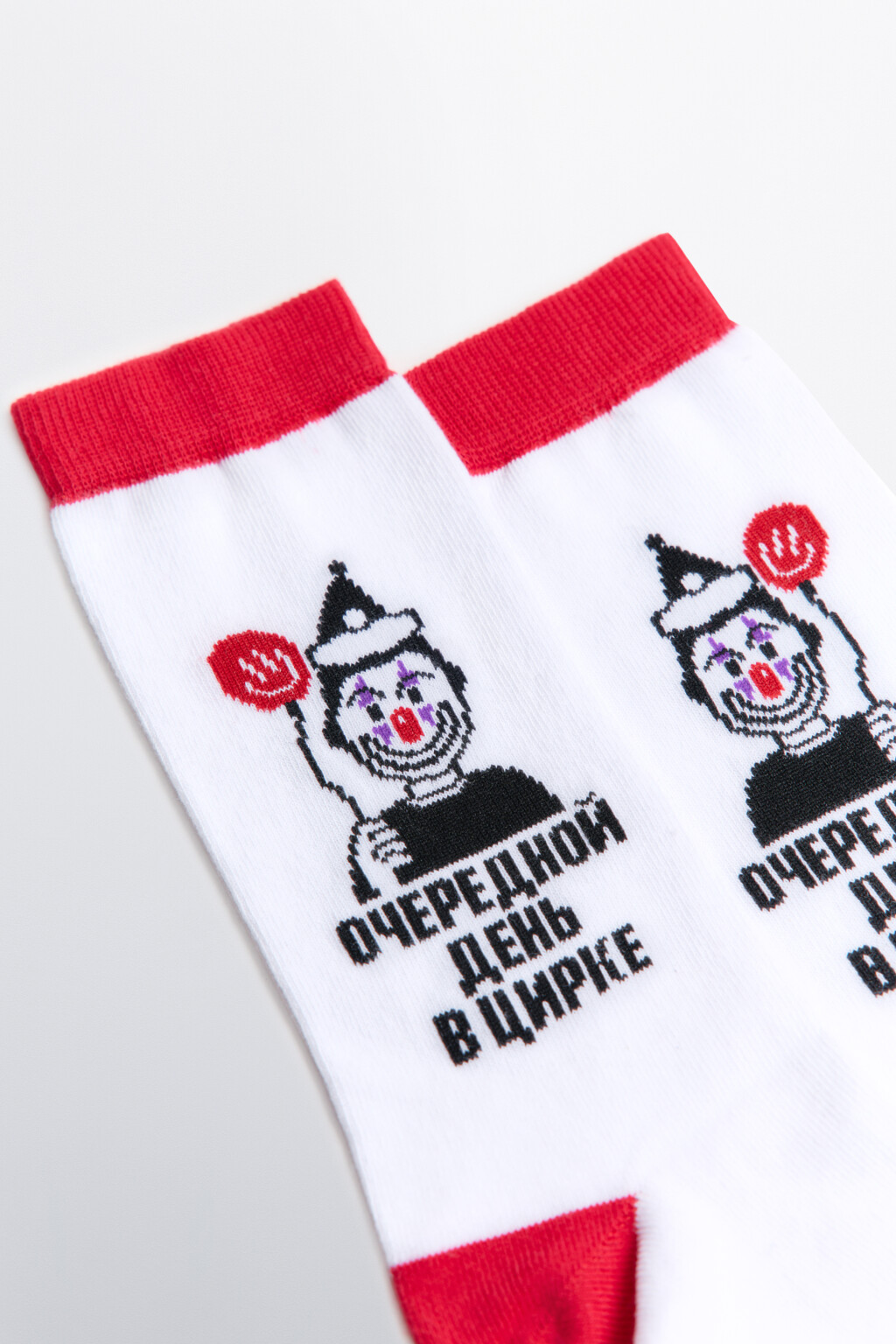 Носки с вышивкой и контрастными вставками - цвет красный - 2