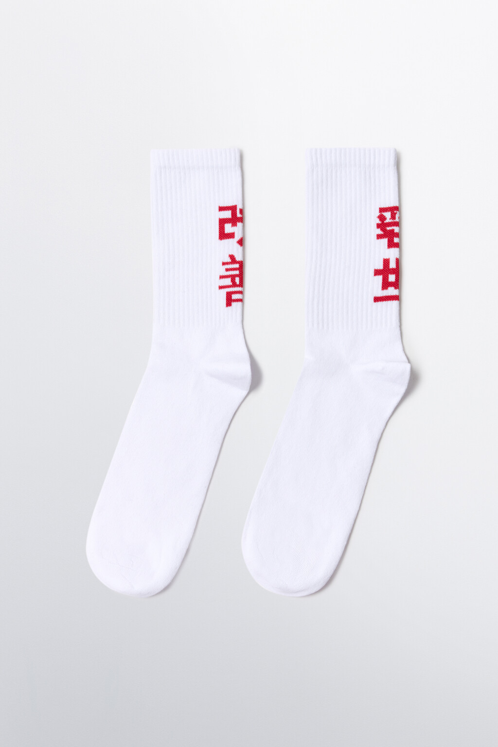 Носки высокие в рубчик с иероглифами - цвет белый - 1