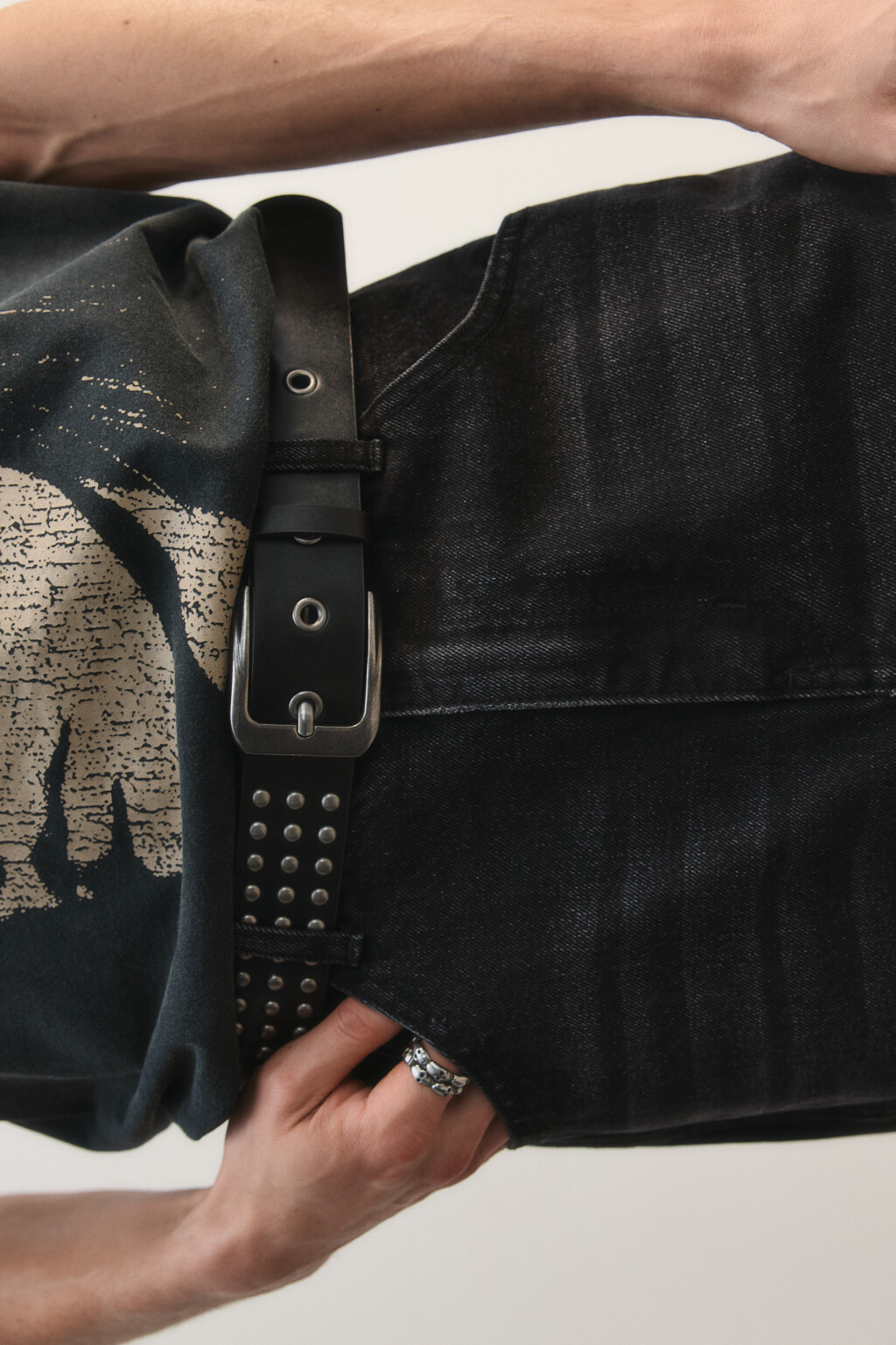 Ремень с заклепками - цвет черный - 4