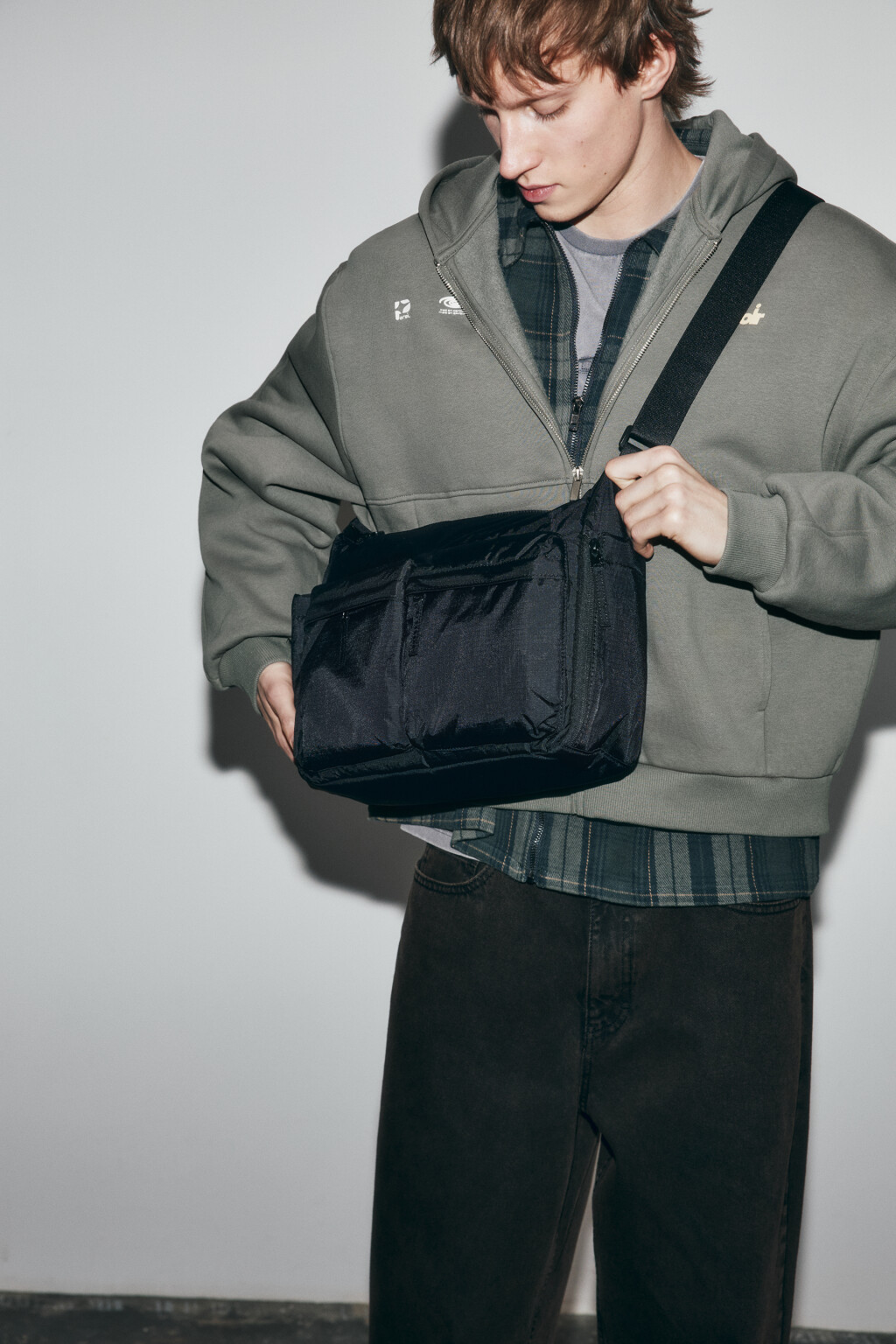 Сумка-кроссбоди с наружными карманами - цвет черный - 2