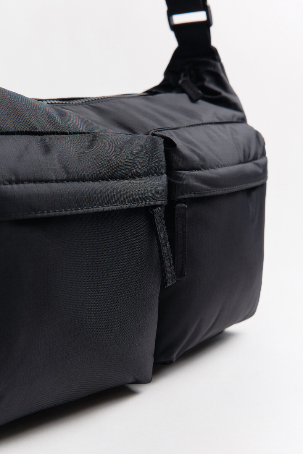 Сумка-кроссбоди с наружными карманами - цвет черный - 5