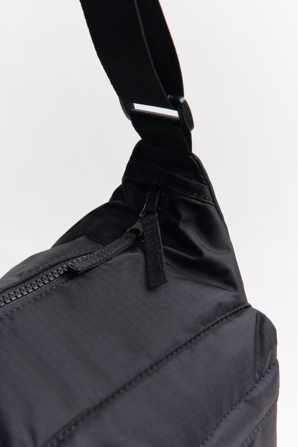 Сумка-кроссбоди с наружными карманами - цвет черный - 6