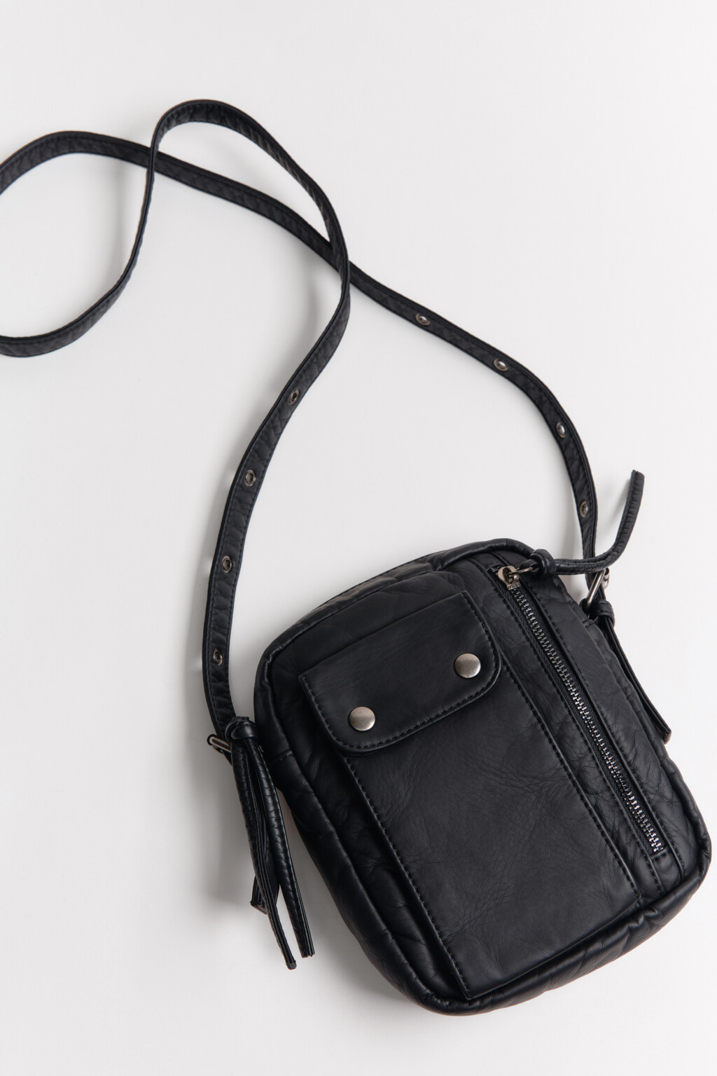 Сумка с кожаной фактурой и заклепками - цвет черный - 2