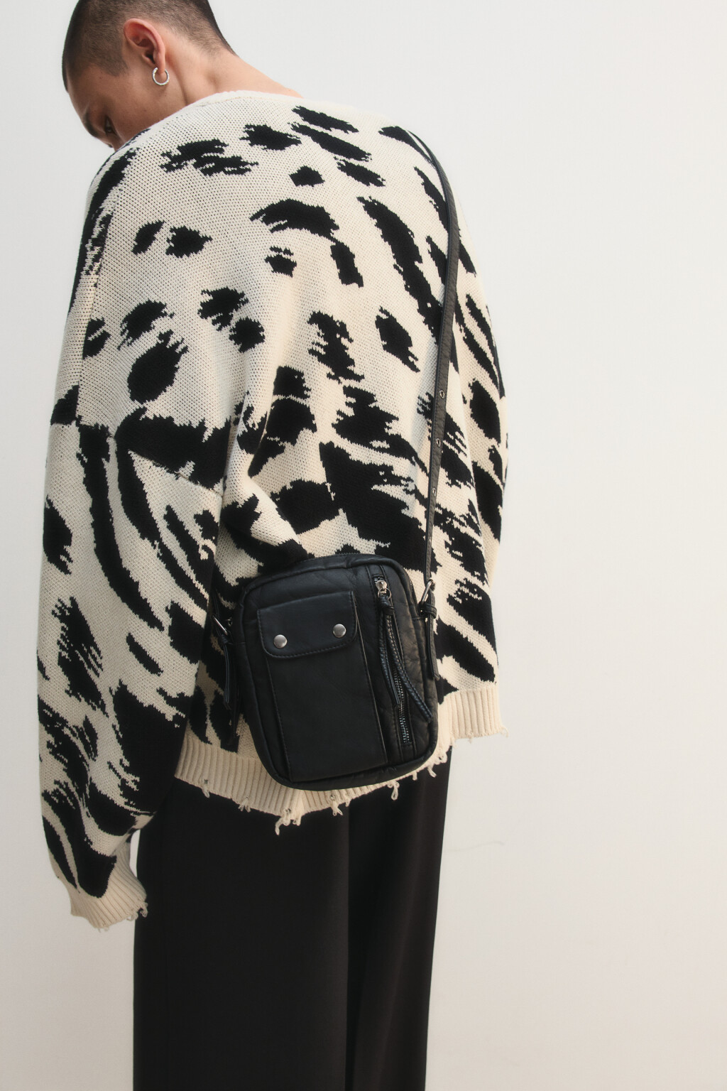 Сумка с кожаной фактурой и заклепками - цвет черный - 1