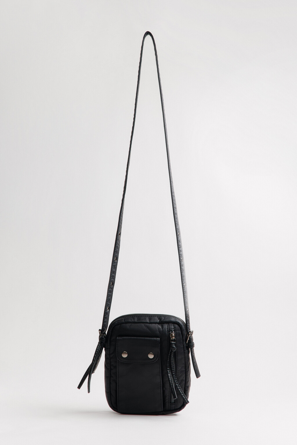 Сумка с кожаной фактурой и заклепками - цвет черный - 3