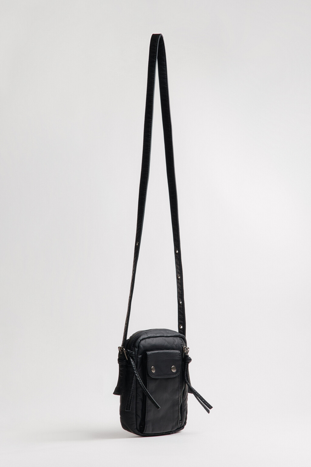 Сумка с кожаной фактурой и заклепками - цвет черный - 4