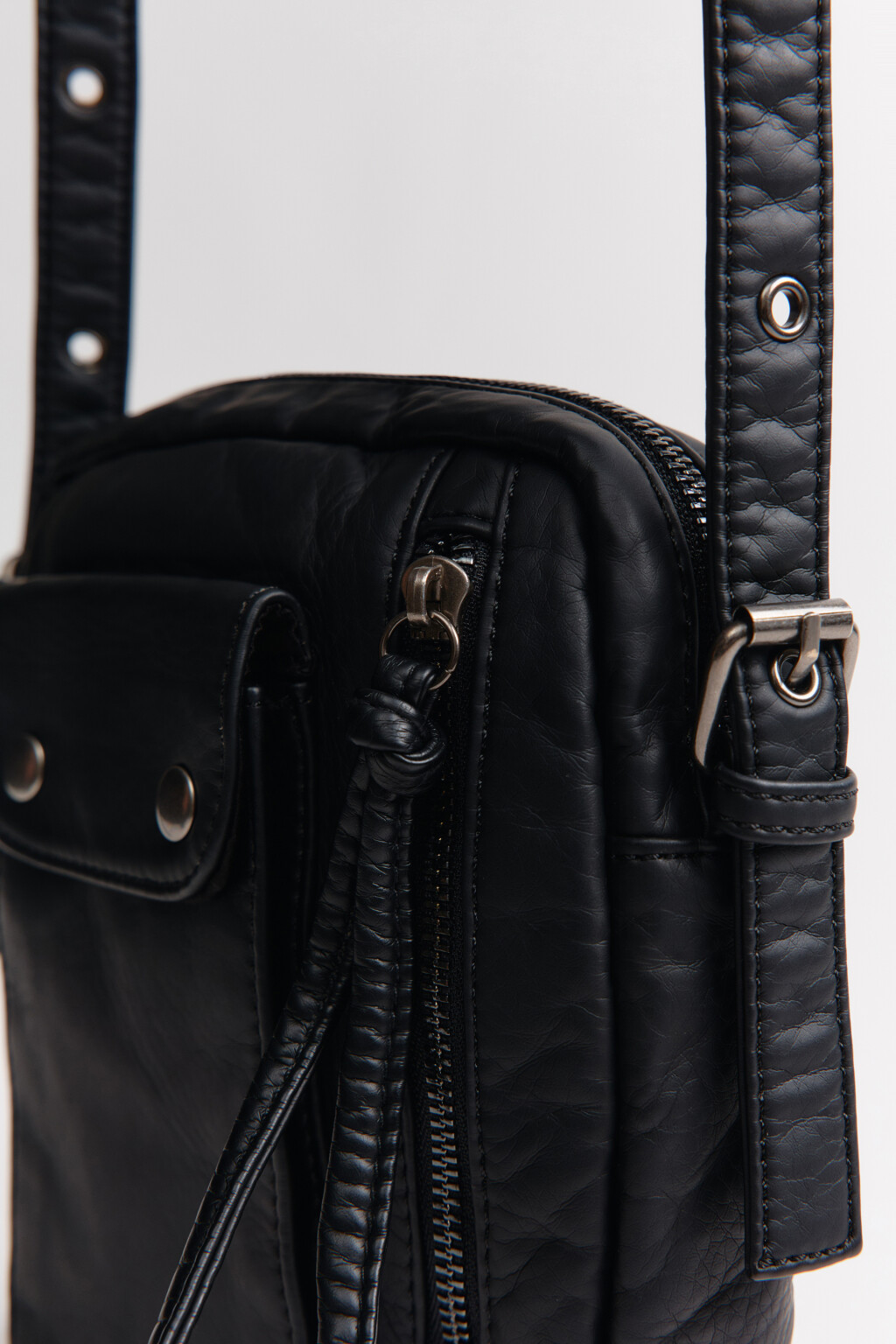 Сумка с кожаной фактурой и заклепками - цвет черный - 6