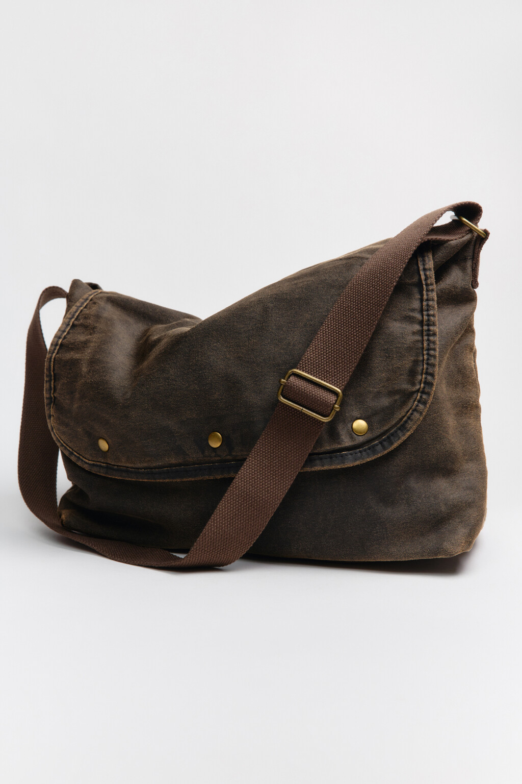 Сумка-кроссбоди с замшевой фактурой - цвет коричневый - 1