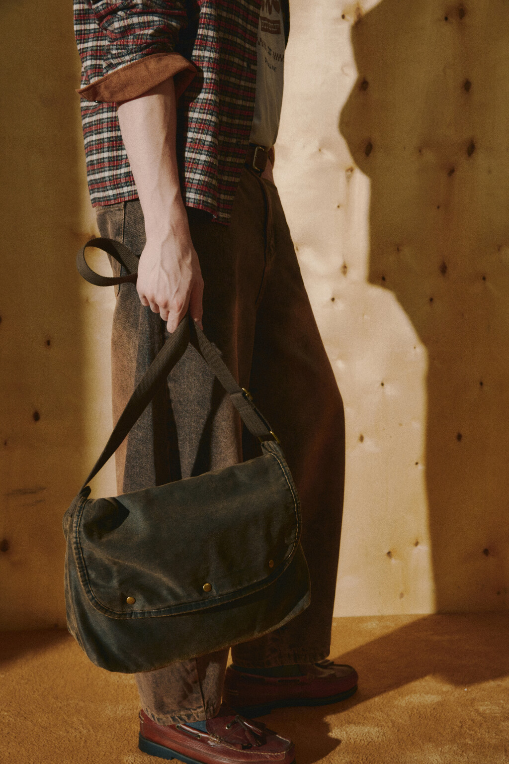 Сумка-кроссбоди с замшевой фактурой - цвет коричневый - 1