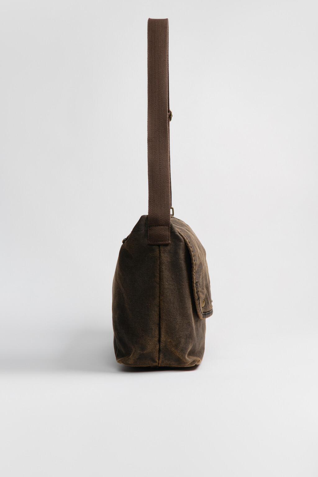 Сумка-кроссбоди с замшевой фактурой - цвет коричневый - 4