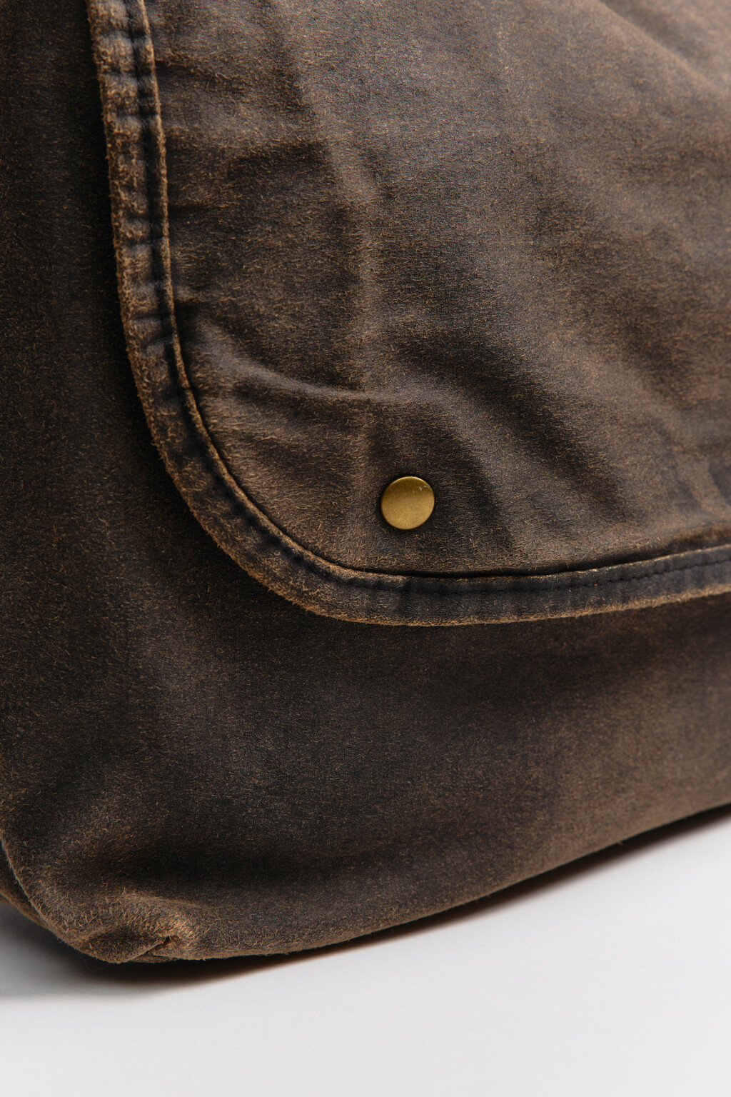 Сумка-кроссбоди с замшевой фактурой - цвет коричневый - 5