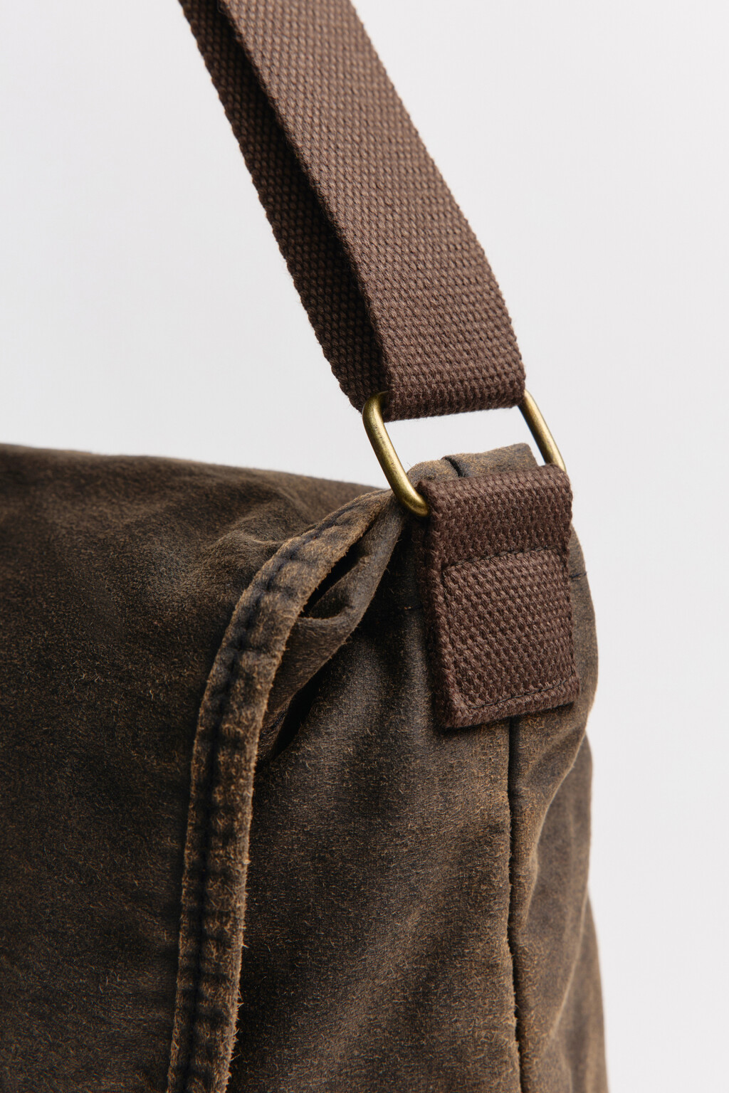 Сумка-кроссбоди с замшевой фактурой - цвет коричневый - 6