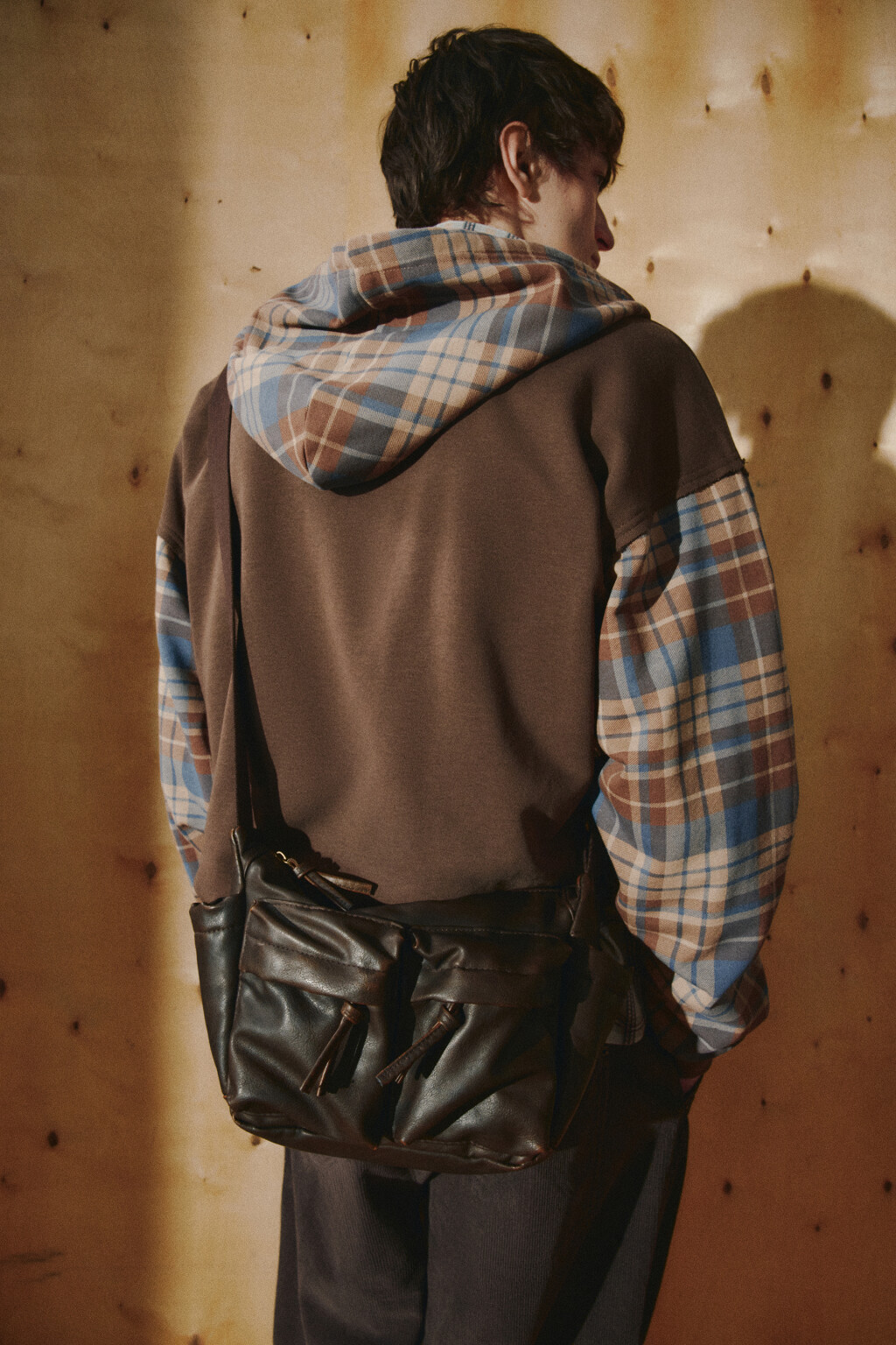 Сумка-кроссбоди вареная с кожаной фактурой - цвет коричневый - 1