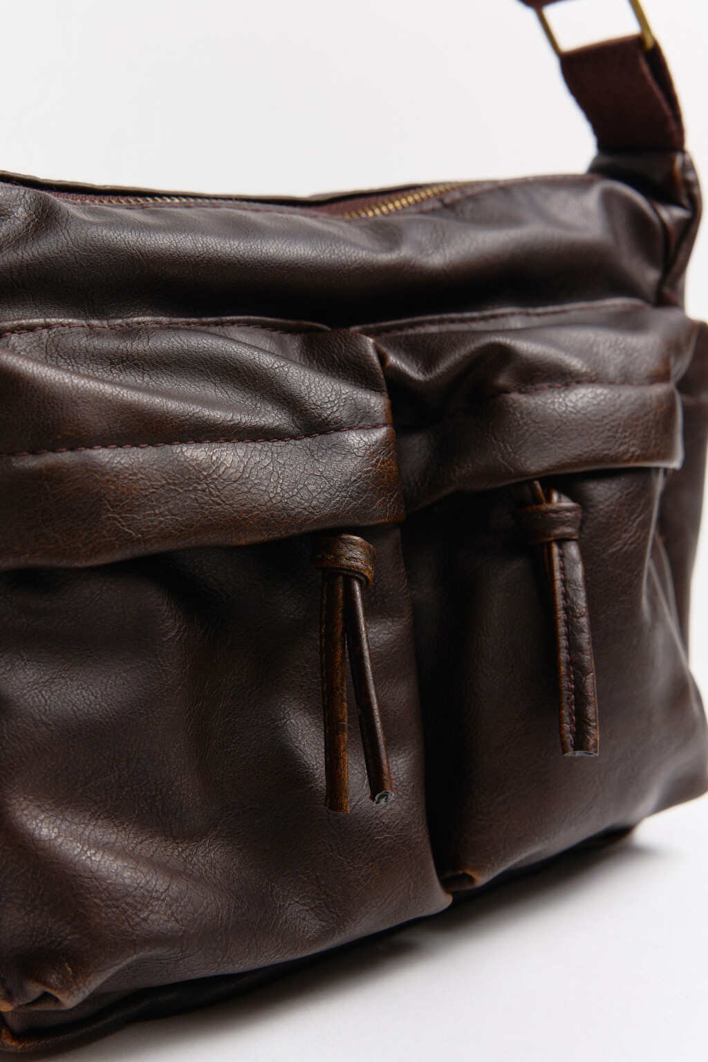 Сумка-кроссбоди вареная с кожаной фактурой - цвет коричневый - 7