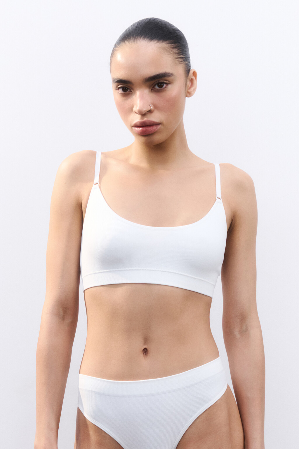 Бюстгальтер-бра бесшовный в рубчик - цвет белый - 2