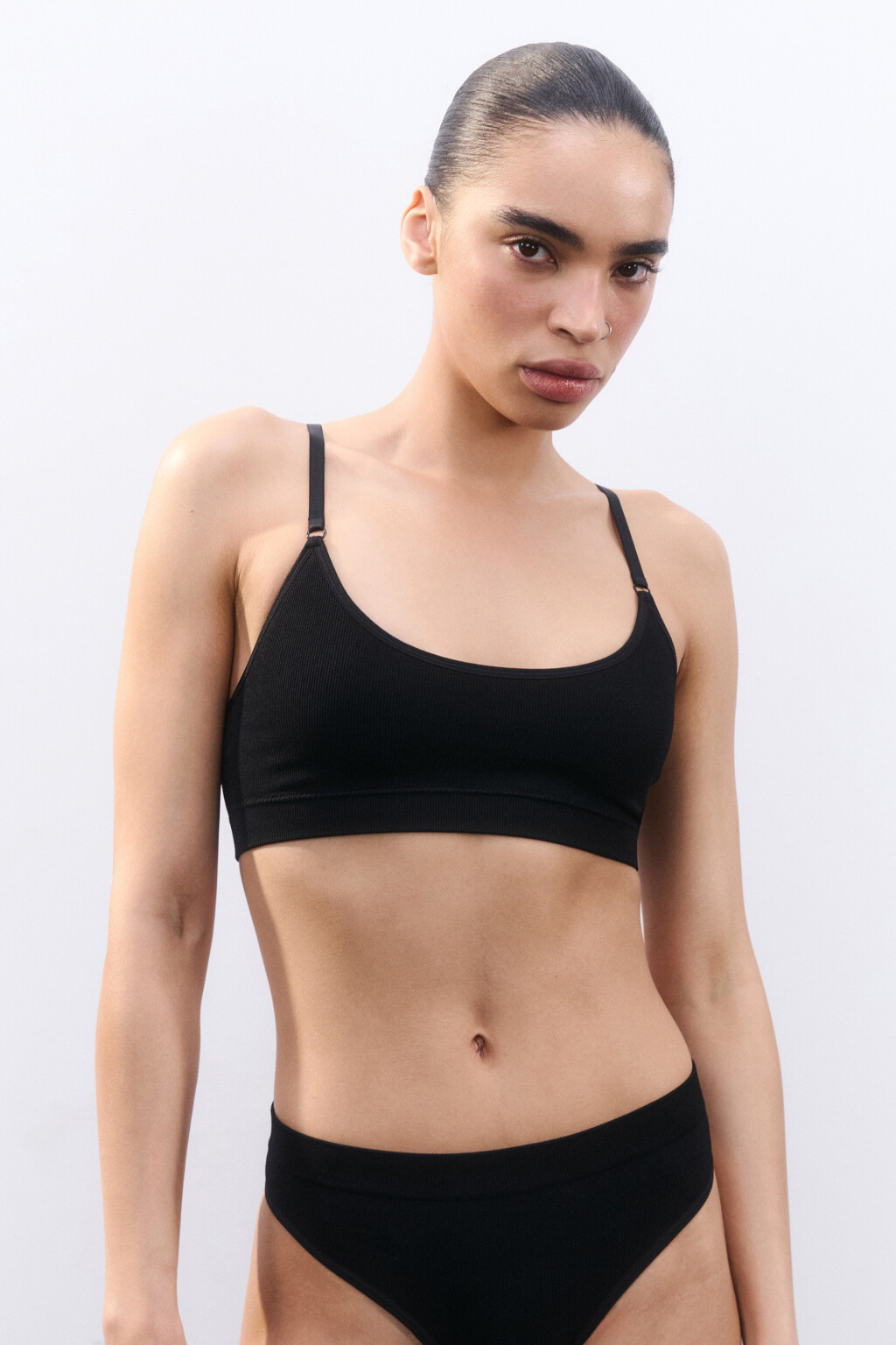 Бюстгальтер-бра бесшовный в рубчик - цвет черный - 2