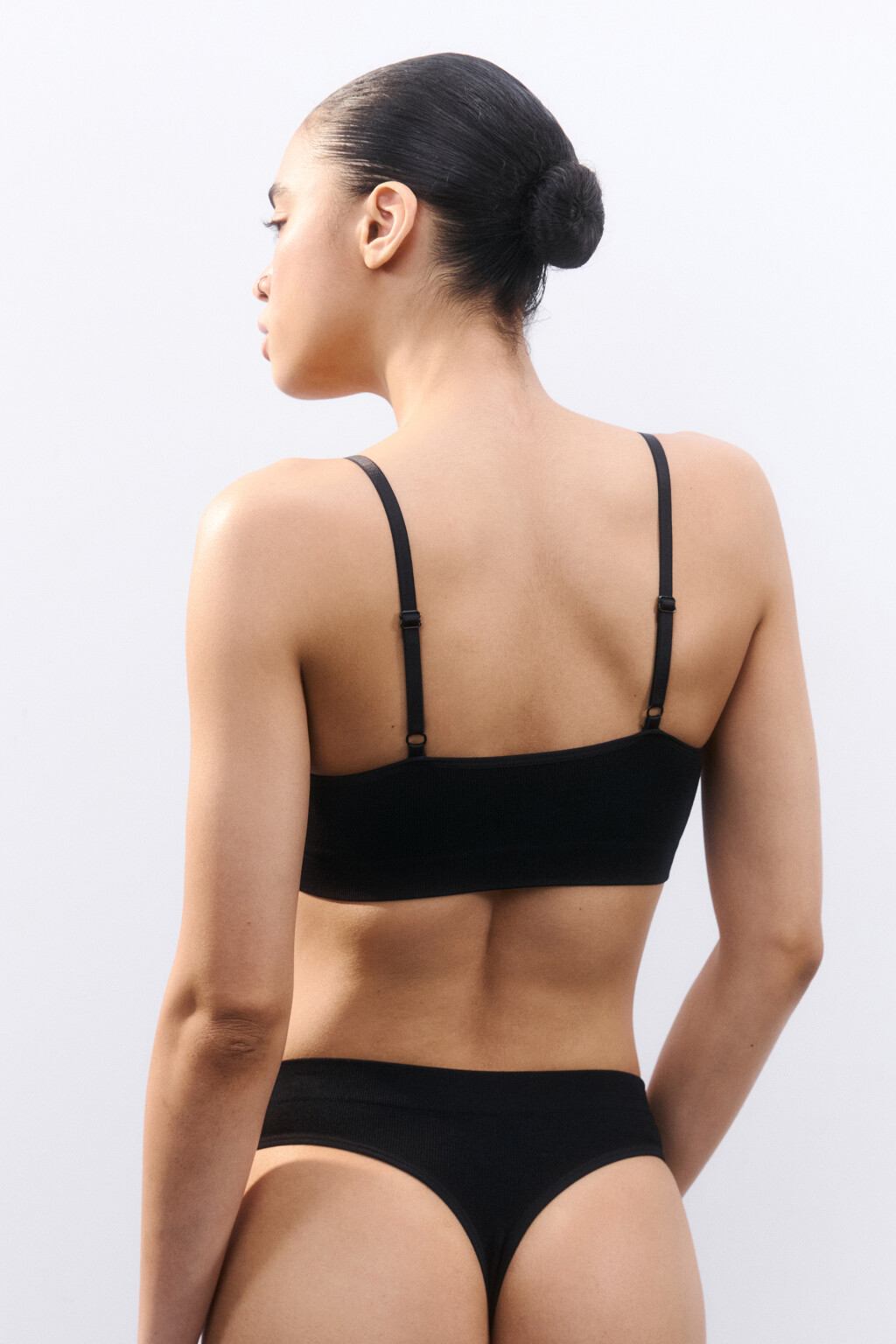 Бюстгальтер-бра бесшовный в рубчик - цвет черный - 3