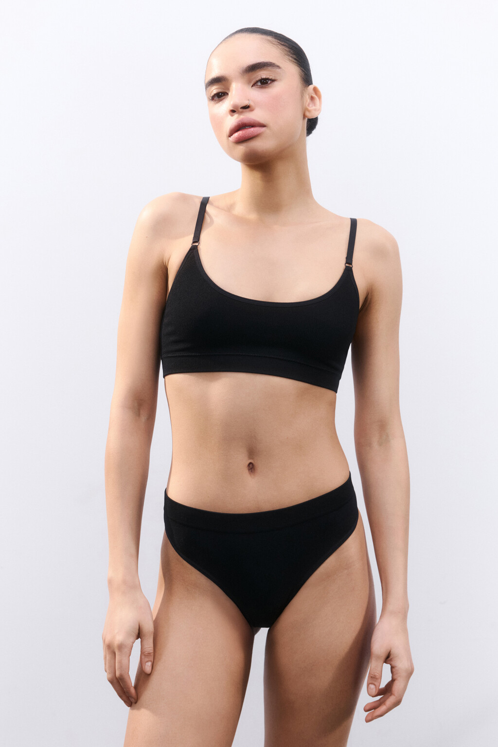 Бюстгальтер-бра бесшовный в рубчик - цвет черный - 4