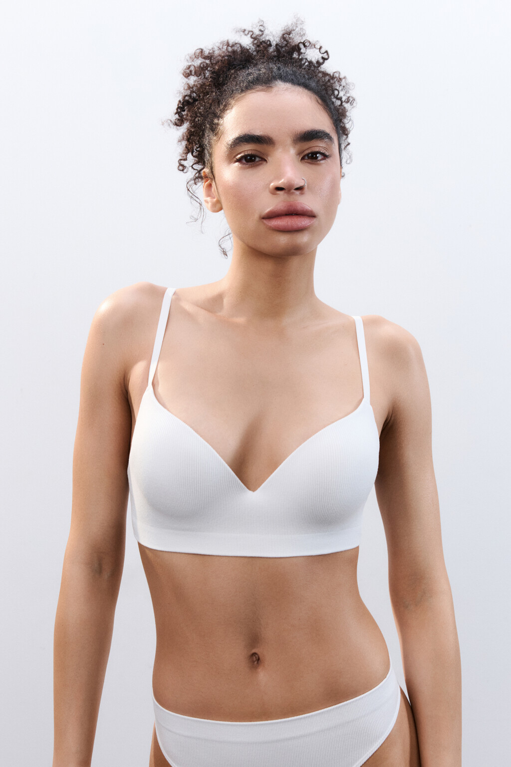 Бюстгальтер-бра бесшовный в рубчик - цвет белый - 2