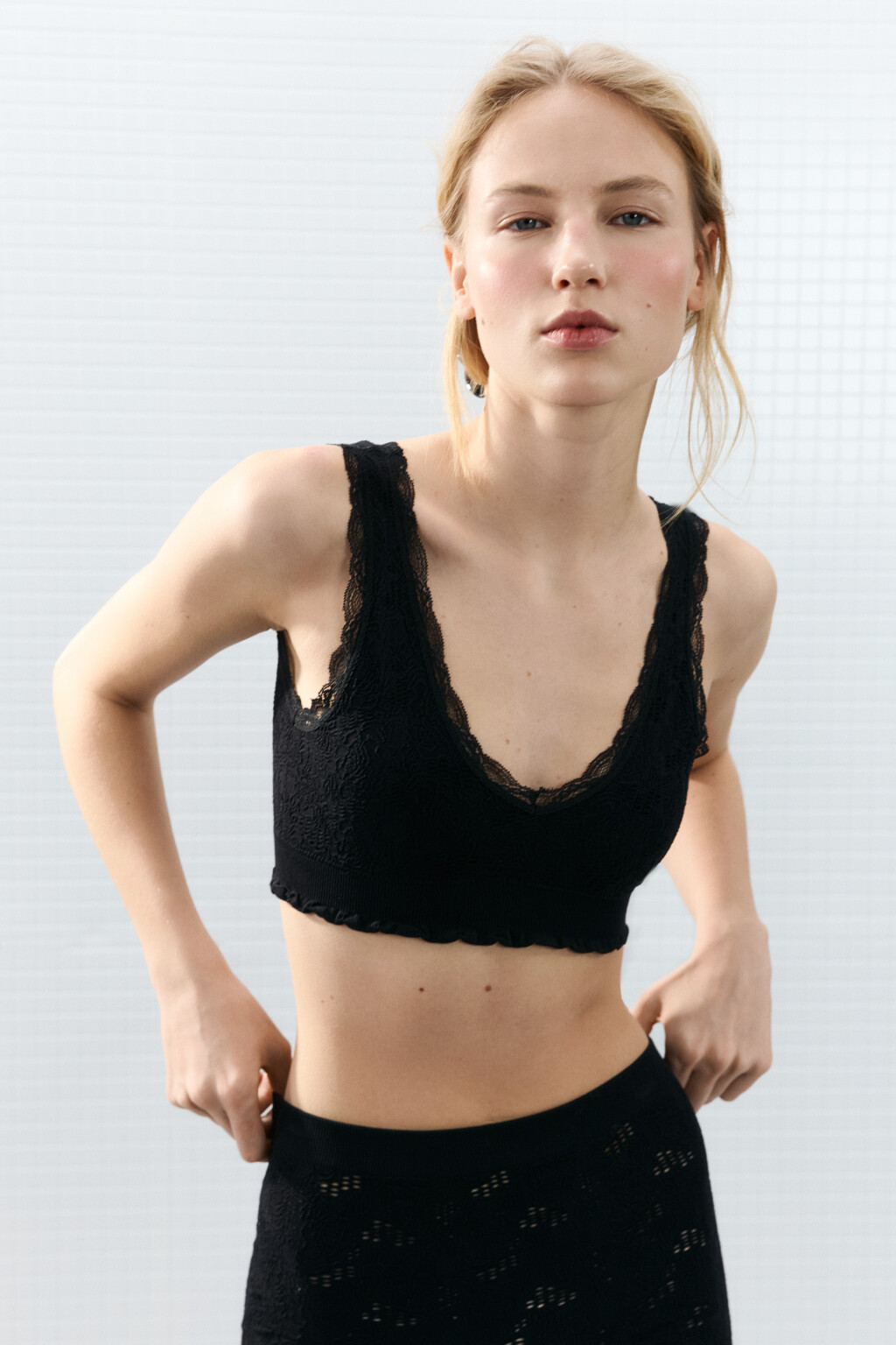 Бюстгальтер-топ кружевной - цвет черный - 2
