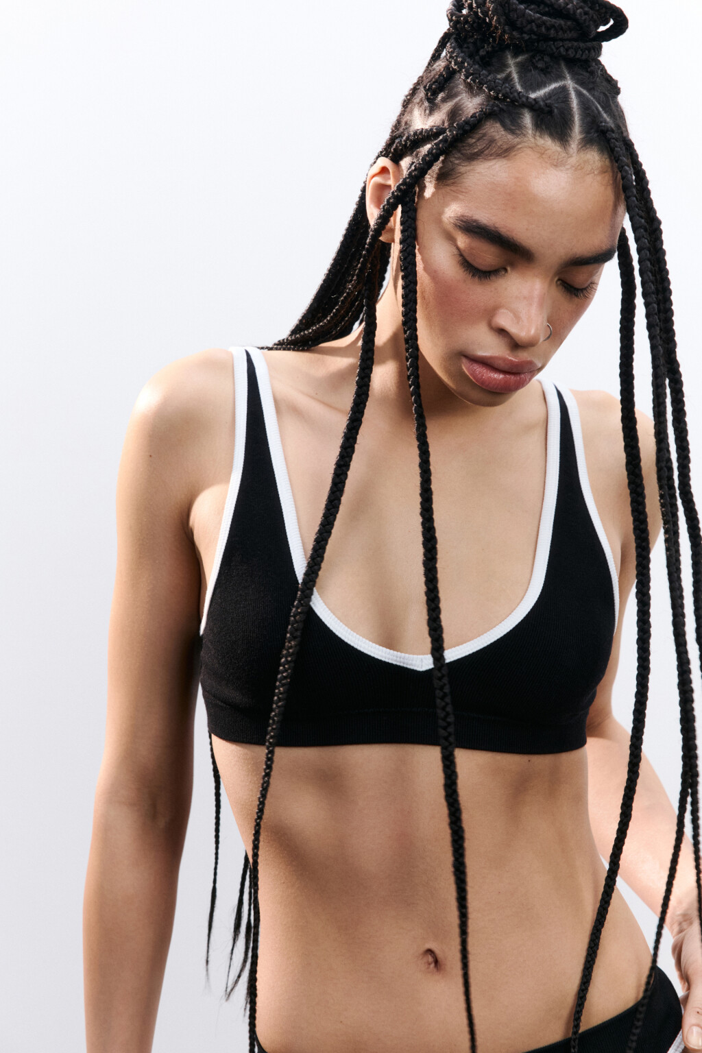 Бюстгальтер-топ с контрастной окантовкой - цвет черный - 1