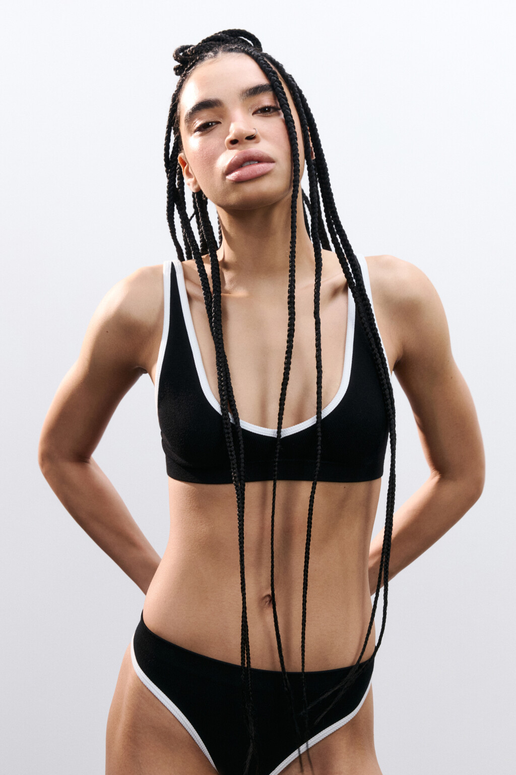 Бюстгальтер-топ с контрастной окантовкой - цвет черный - 2