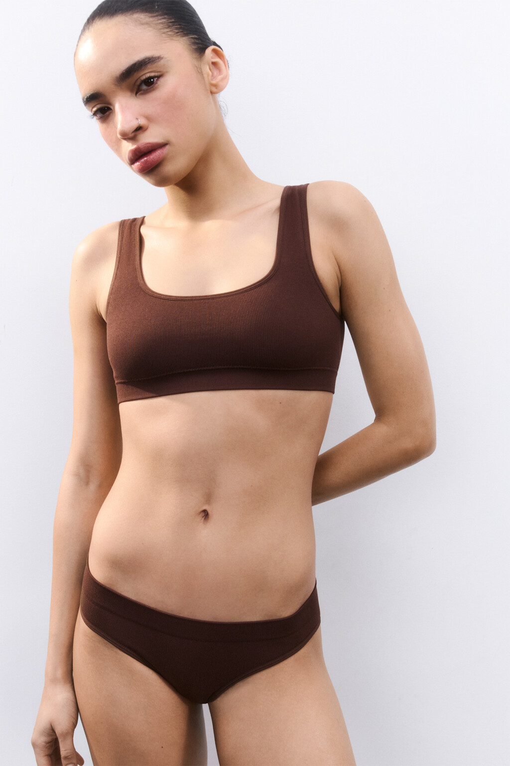 Бюстгальтер-топ бесшовный в рубчик - цвет коричневый - 1