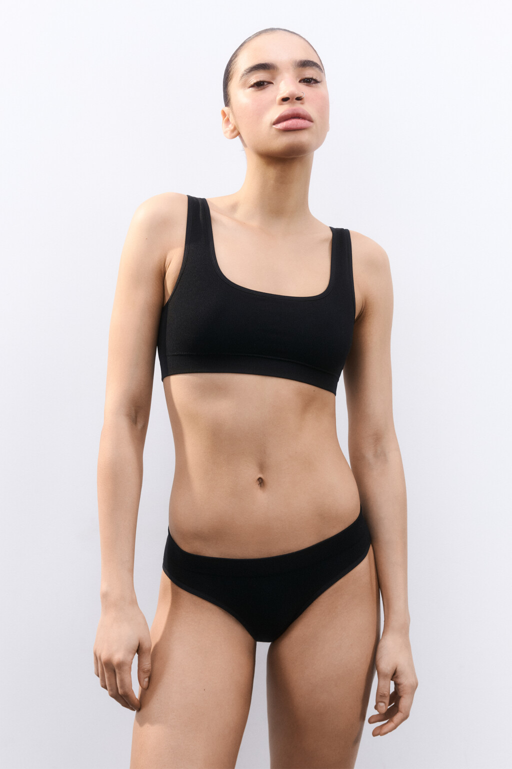 Бюстгальтер-топ бесшовный в рубчик - цвет черный - 4